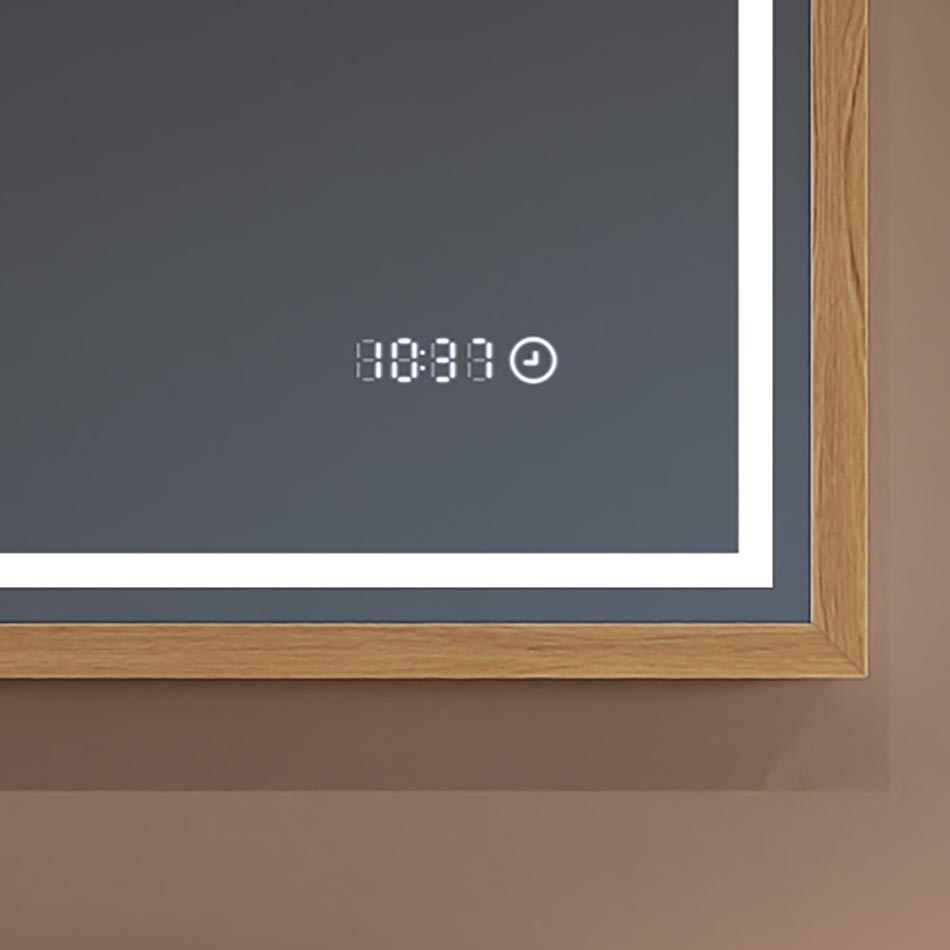 Ar mūsu spoguli jums vairs nav jābaidās nokavēt! Pulkstenis ar LED displeju nodrošinās, ka jūs kontrolējat laiku savā ikdienas rutīnā. Izmērs uz spoguļa virsmas: 7 cm × 1,5 cm. Sensora pulkstenis ir apgaismots neatkarīgi no spoguļa apgaismojuma. Pulkstenim nepieciešams papildu pastāvīgs barošanas avots.