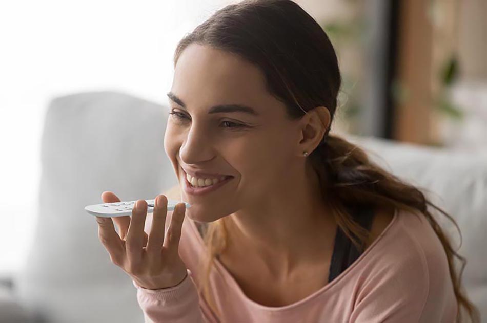 Interaktīvais spogulis ar Google Assistant funkciju ir inovatīva ierīce, kas apvieno spoguļa funkcijas ar multimediju ierīces funkcijām un Google balss palīgu. Jūs varat viegli izmantot plašu funkciju klāstu, piemēram, pārbaudīt laika apstākļus, veikt balss piezīmes, skatīt kalendāru, palaist straumēšanas lietotnes, izmantot Google meklēšanu, veikt videozvanus.