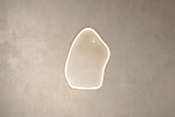 Spoguļi dekoratīvā rāmī