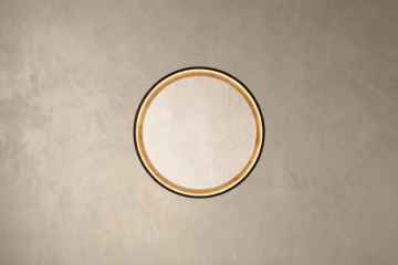 Spoguļi koka rāmī