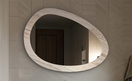 Spoguļi akmens rāmī