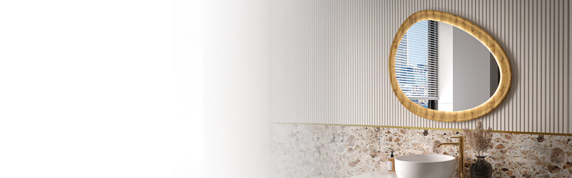 Spoguļi koka rāmī